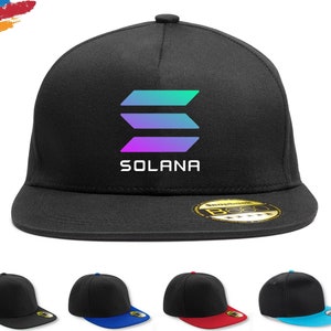 Può includere: Cappellini da baseball a tesa piatta neri, blu, rossi e turchesi con un logo bianco che dice "Solana" e una grafica multicolore di una lettera stilizzata "S".