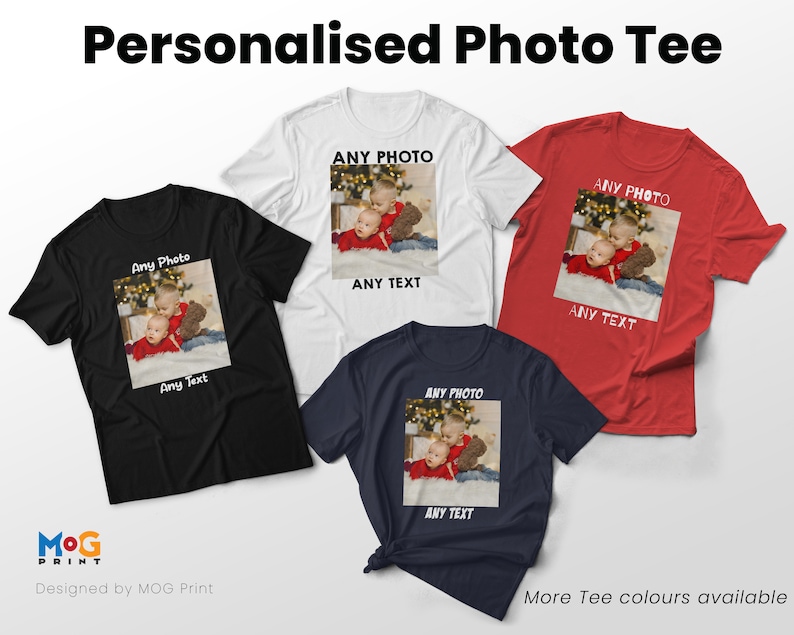 Pu&ograve; includere: Tre magliette in nero, bianco e rosso con una foto e un testo personalizzati. La foto mostra due bambini in un ambiente natalizio. Il testo dice "Any Photo" e "Any Text".