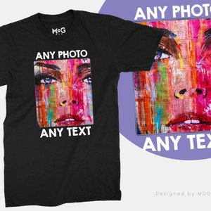 Pu&ograve; includere: Maglietta nera con un ritratto astratto colorato di un viso di donna. Il testo "ANY PHOTO" e "ANY TEXT" &egrave; stampato sulla maglietta.
