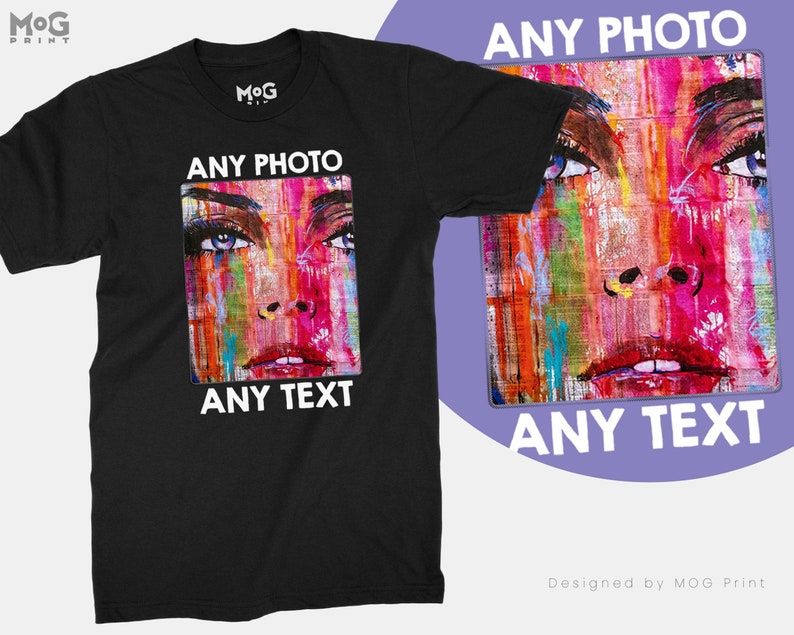 Pu&ograve; includere: Maglietta nera con un ritratto astratto colorato di un viso di donna. Il testo "ANY PHOTO" e "ANY TEXT" &egrave; stampato sulla maglietta.