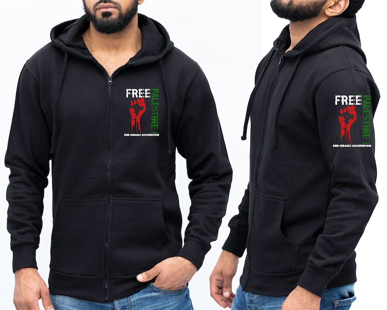 Pode incluir: Casaco de moletom preto com z&iacute;per e capuz, com um gr&aacute;fico verde, vermelho e branco na manga que diz "Free Palestine End Israeli Occupation".
