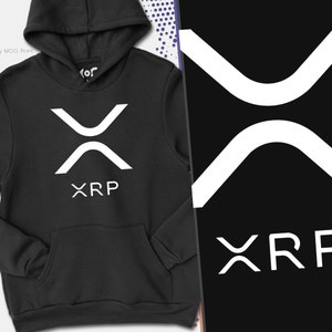Puede incluir: Sudadera con capucha negra con un logotipo XRP blanco y texto en la parte delantera. El logotipo es una X estilizada con dos líneas curvas.
