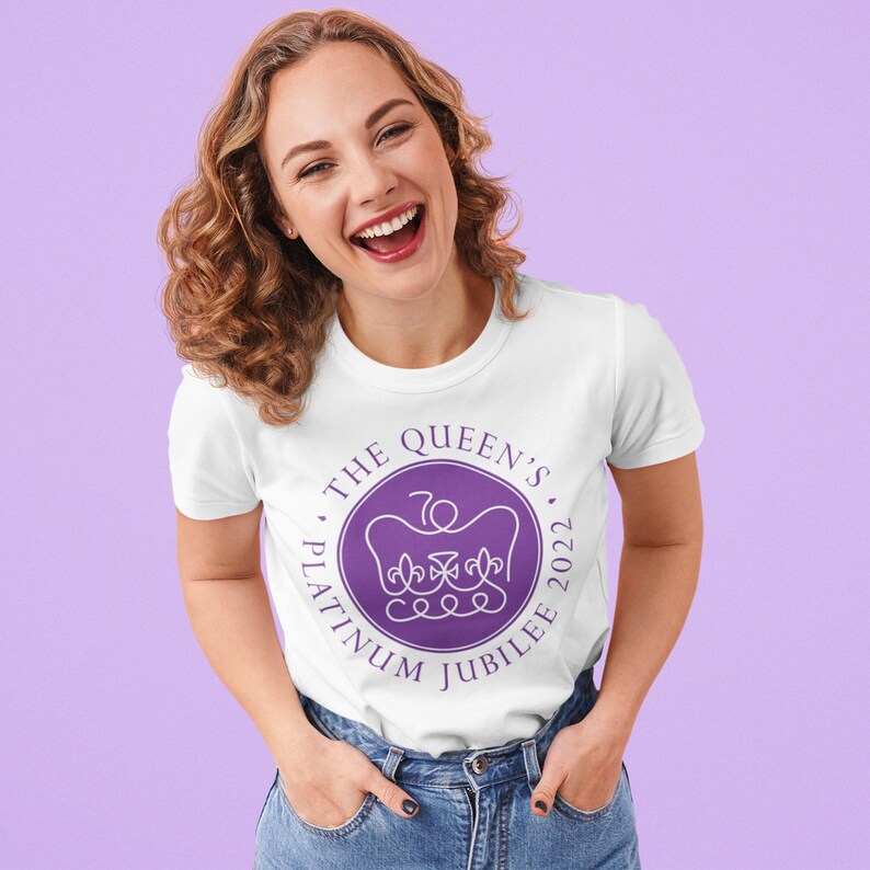Queen's Platinum Jubilee 2022 T-shirt | Queen Jubilee Gifts | Queen Elizabeth II 70th Year Anniversary | Queen t-shirt British Shirt UNISEX 