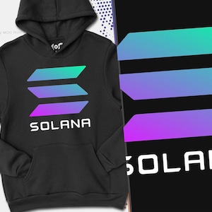 Może przedstawiać: Czarna bluza z kapturem z białym logo przedstawiającym gradientowy wzór w kolorze niebieskim, fioletowym i zielonym. Logo zawiera napis "SOLANA" w białym kolorze.