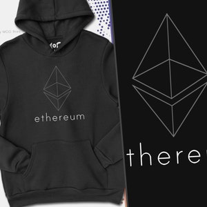 Puede incluir: Sudadera con capucha negra con un logotipo de Ethereum blanco y la palabra "ethereum" impresa en la parte delantera.