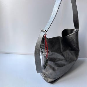 Silber weiche Leder Henkeltasche, Schultertasche, Kunstleder Hobo Tasche, Frauen Ledertasche, Vegane Alltagstasche,