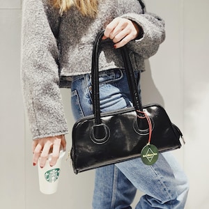 Eco Leder Baguette Tasche, Schultertasche, Handtasche, Vegan Handtasche, Schwarze Handtasche, Handtaschenanhänger