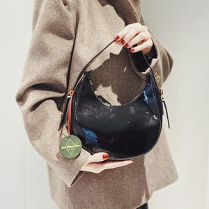 Lackleder Mondtasche, weinrote Umhängetasche, schwarze Mondtasche, Minimalistische Handtasche, Mini Hobo Bag, Geschenk für sie