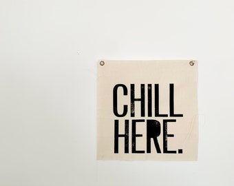 CHILL | Wandteppich, Siebdruck Wandteppich, Wanddeko, Wandbanner, Leinwandfahne, Wandbehang, Typografie Gobelin, Spruch Gobelin