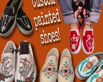 Könnte beinhalten: Individuelle bemalte Slipper mit verschiedenen Designs, darunter Totenkopf und Knochen, ein Cowboy-Schädel, ein geometrisches Muster und ein Kaktus-Design. Der Text "Custom painted shoes!" ist in Weiß auf braunem Hintergrund geschrieben.