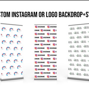 Peut inclure: Trois stands de bannière enroulables personnalisés. Les bannières présentent des motifs répétés de logos et de noms d'utilisateur Instagram, un motif de logo répété et un motif avec des éléments bleus, rouges et blancs. Le texte "CUSTOM INSTAGRAM OR LOGO BACKDROP+STAND" est en haut.