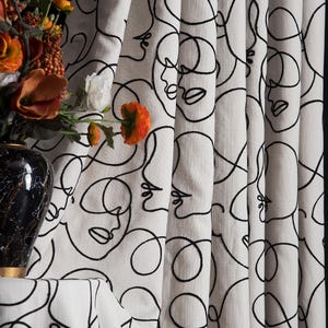 Weiß und Schwarz bestickte Vorhänge, moderne abstrakte Vorhänge, Gesichtslinie Kunstvorhang, kundenspezifische Fensterverkleidung, gemusterter Stoff der Frau
