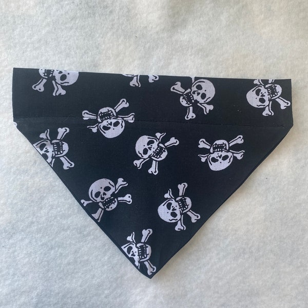 Chien Bandana Crâne et os croisés Pirate