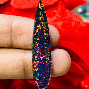 RZADKI, luzem występujący opal Aurora w kształcie łzy | Rozmiar - 40X10X5 mm | Opal ognisty klasy AAA+ | Kamień szlachetny do biżuterii wisiorkowej.