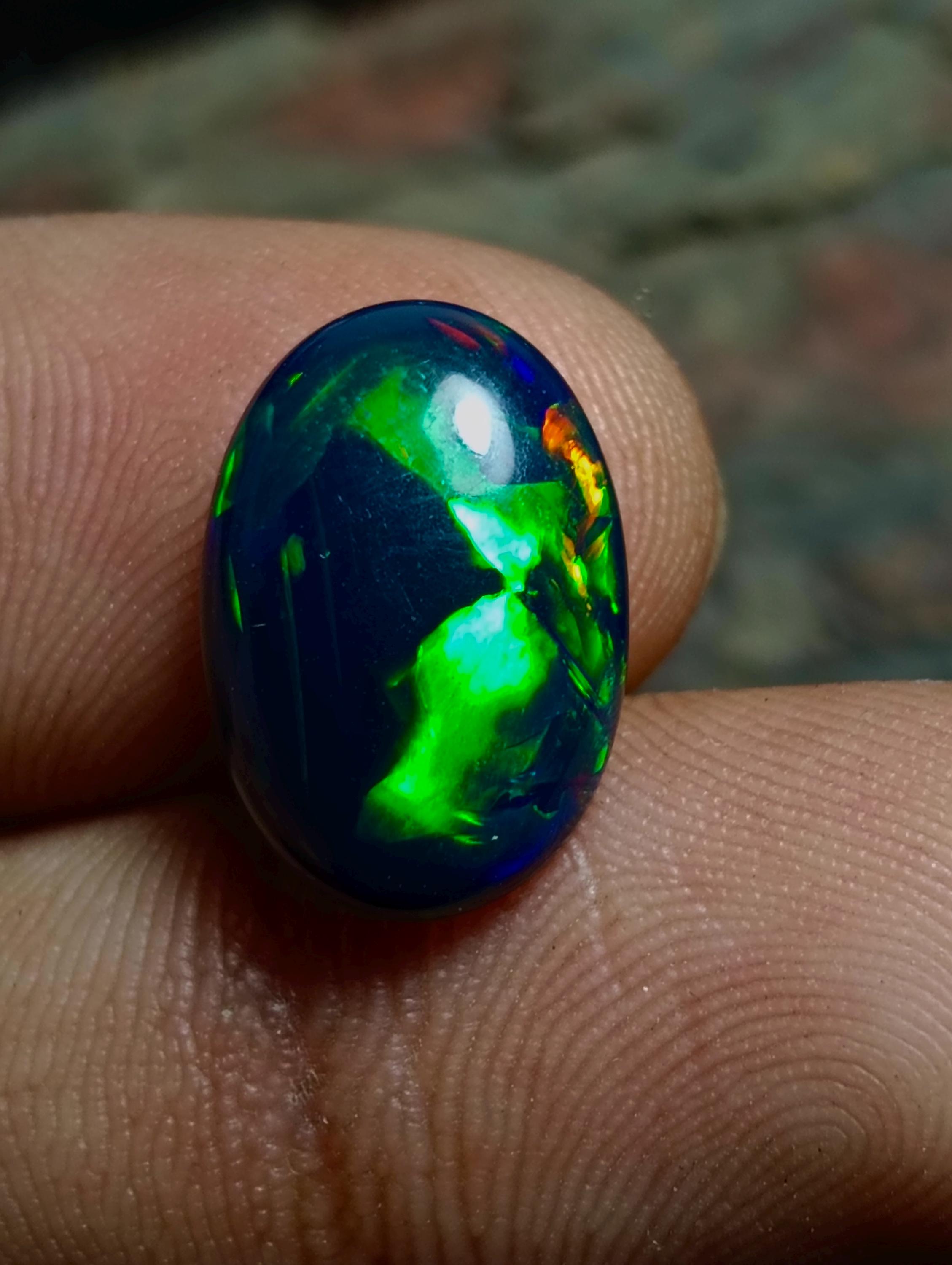 ES 3.305 ct. NEGRO OPAL NATURAL ETHIOPIA OVAL CABOCHON MULTICOLOR