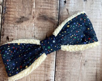 Calentador de cabeza de forro polar, diadema de invierno, diadema Liberty London, diadema azul marino, calentador de orejas, diadema con forro de sherpa, diadema con estampado celestial