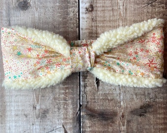 Calentador de cabeza de polar para mujer, Liberty London, Adelajda's Wish, estampado celestial, estrellas pastel, orejeras, forro de sherpa, diadema de invierno