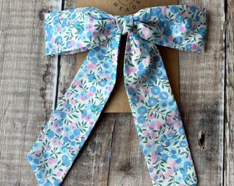 Lazo grande Liberty London, con flores azules y rosas, para niña