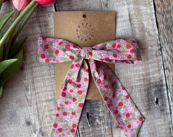 Lazo rosa grande para niña, pasador con lazo, tela Liberty London con fresas, lazo para el pelo con estampado de fresas