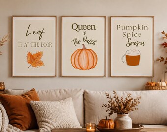 Könnte beinhalten: Drei gerahmte Wandbilder mit cremefarbenem Hintergrund. Der erste Druck zeigt ein orangefarbenes Ahornblatt und den Text Leaf IT AT THE DOOR. Der zweite zeigt einen orangefarbenen Kürbis und den Text Queen of The Patch. Der dritte zeigt eine Tasse und den Text Pumpkin Spice Season.