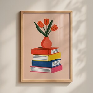 Stampa artistica con libri e tulipani, poster colorato con pila di libri, decorazione per angolo lettura.