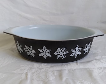 PYREX CASSEROLE DISH 045 Black Matte Snowflake No Lid 2 1/2 Quart