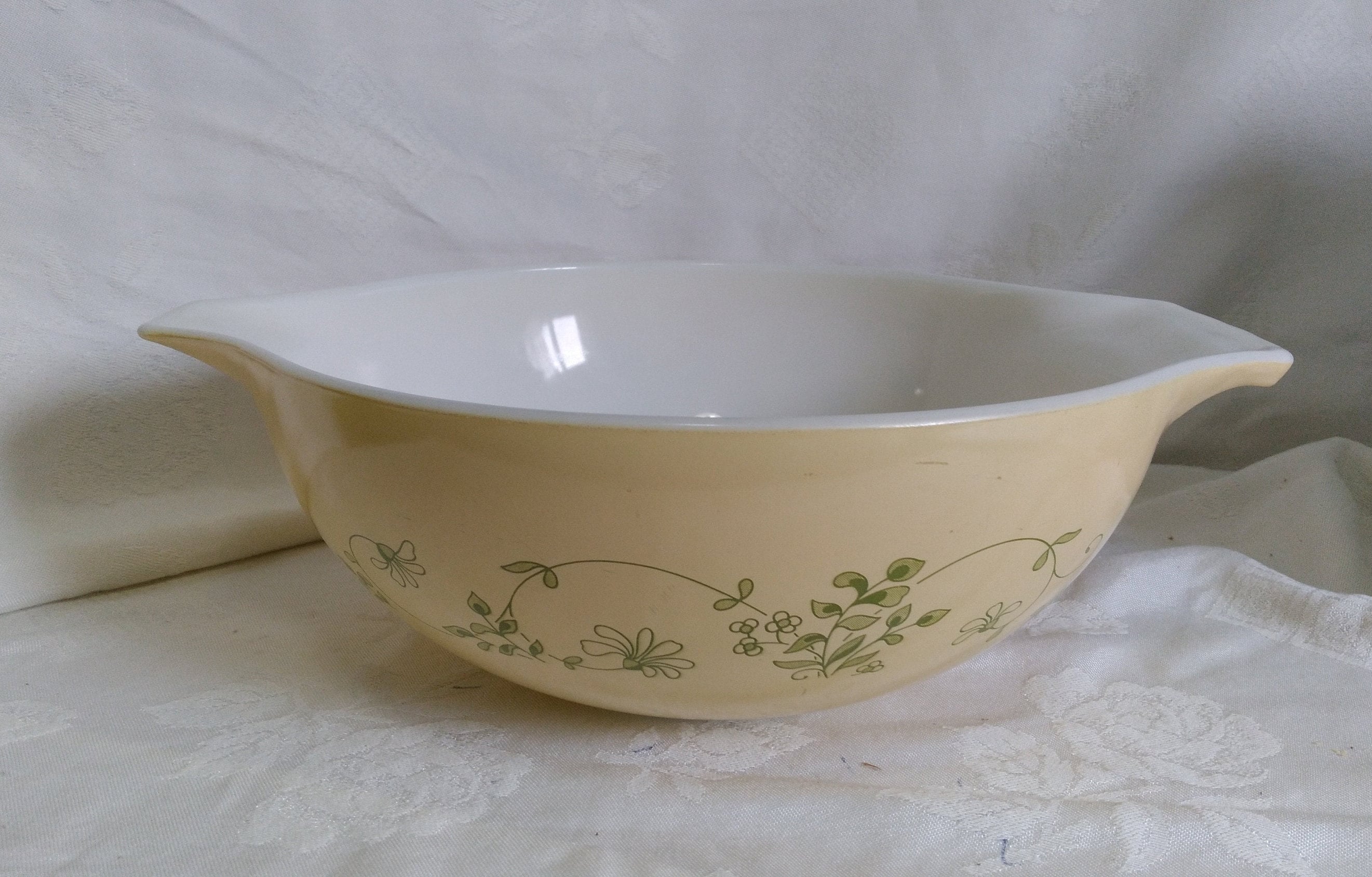 PYREX Clear Mixing Bowl 2.5 QT/2.35L With Spout Edge 