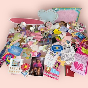 Lot d'accessoires, boîtes, cartes, inserts en carton BARBIE & FASHION DOLL Plus