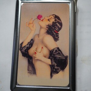 Premium Zigarettenetui Art Deco Pinup für 100s & King Size mit eingebautem Butanfeuerzeug
