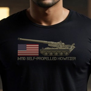 M110 Self-propelled Howitzer Vintage USA American Flag Gift Men&#39;s classic tee