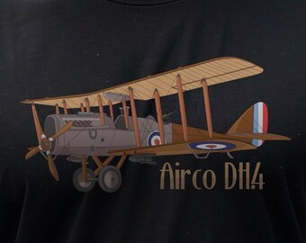 Op de afbeelding: Een zwart T-shirt met een bruine en witte illustratie van een vintage vliegtuig. Het vliegtuig heeft een rood-wit-blauwe propeller en de tekst "Airco DH4" is onder het vliegtuig gedrukt.