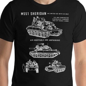 Puede incluir: Una camiseta negra con un contorno blanco de un tanque militar, el M551 Sheridan, con el texto "M551 SHERIDAN IN LIMITED USE WITH US ONLY 152-MM COMBINATION GUN/MISSILE LAUNCHER MAX EFFECTIVE RANGE 3,000M AIR DROPPABLE AND AMPHIBIOUS".
