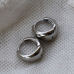 Silver Huggie Hoops – Minimalist Everyday Piercing Jewelry (13mm)