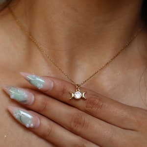 Kleine dreifache Göttin Halskette, Zyklen der Mond Halskette, Göttin Schmuck, himmlische Charme Halskette, Mond Halskette, zierlicher Schmuck