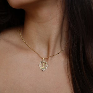 Collar con camafeo bañado en oro: retrato femenino, circonita cúbica