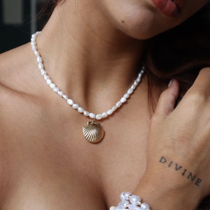 Shell and Pearl Necklace, Siren Aesthetic Jewelry, Mermaid Jewelry for Her, Shell Locket Necklace, Pearl Choker, Gift for Her, Summer