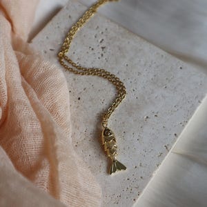 Gold Fish Necklace, Movable Fish Pendant, Trendy Fish Necklace, Minimalist Jewelry for Layering, Gift for Her, Aesthetic Jewelry, Fish Charm