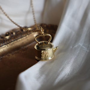 Collar de tetera dorada, collar de tetera, joyería vintage para ella, lindos accesorios dorados, pequeño colgante de tetera, regalo de Navidad para ella