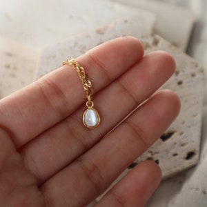 Dainty Mother of Pearl Necklace, Shell Jewelry for Her, Beach Necklace, Ocean Jewelry, Layering Necklace, Elegant Gold Jewelry, Aesthetic image 3