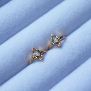 Tiny Evil Eye Huggies, Opal Huggie Kolczyki, Małe Kolczyki Koła, Złote Kolczyki, Delikatne Kolczyki, Prezent dla Niej, Prezent Na Boże Narodzenie, Minimalistyczny