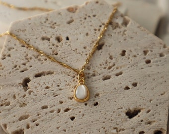 Dainty Mother of Pearl Necklace - Shell Jewelry - Beach Necklace - Ocean Jewelry - Layering Necklace - Elegant Gold Jewelry - Aesthetic