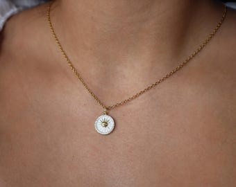 Naszyjnik z medalionem „Biały Słońce” – emalia, złoto 14K, biżuteria z niebiańskim urokiem