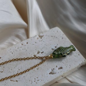 Collana con pesce in acrilico verde: catena placcata in oro 18 carati, fatta a mano