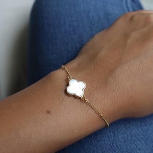 Bracciale Donna con Ciondoli Stelle e Perline Bianche – Braccialetto Semplice Portafortuna Elegante, Idea Regalo