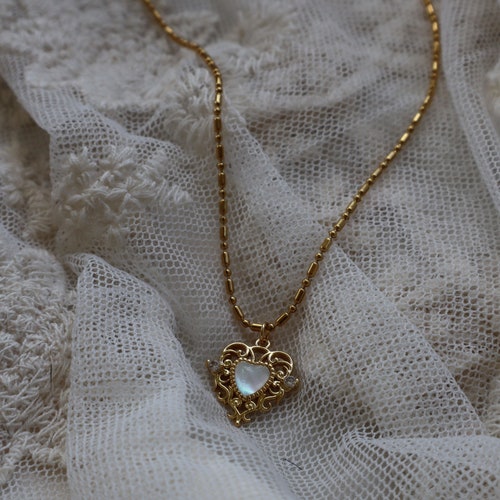 Collier coeur Sirencore en or 24 carats - Pendentif coeur blanc, bijoux éthérés de sirène, breloque coeur de sirène d'inspiration vintage, délicat