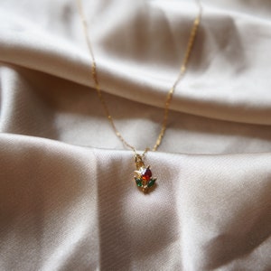 Delicata collana con fiore in oro: ciondolo a forma di tulipano con zirconi cubici rossi