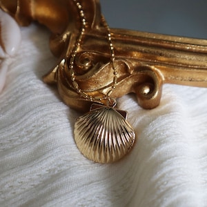 Gold Shell Locket Necklace, Summer Jewelry, Siren Aesthetic Necklace, Mermaid Jewelry for Her, Locket Jewelry, Gift for Her, Minimalist