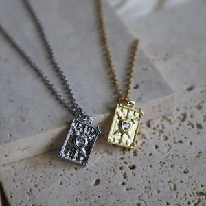 Mini collier de tarot Trois des épées : breloque en or 18 carats/plaqué argent