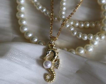 Pregnant Seahorse Necklace, Dainty Seahorse Pendant, Pearl Necklace for Her, gift for Mom/Mom to Be, Elegant Jewelry, Ocean Animal Jewelry