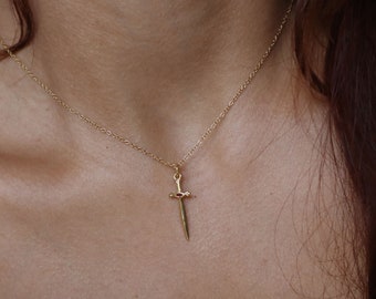 Colar com Espada Pequena - Joia Literária - Colar com Adaga - Pingente de Espada Dourada - Joia de Inimigos a Amantes - Colar Fantasia - Presente para Ela